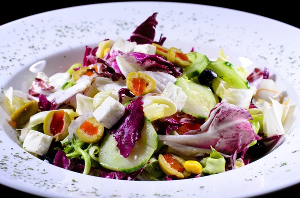 Caesar-Salat mit Huhn — Stockfoto