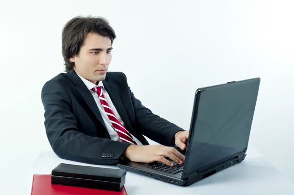 Молодой бизнесмен просматривает интернет — стоковое фото