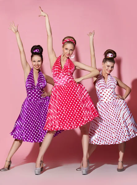 Τρία κορίτσια στα παραδοσιακά ρωσικά φόρεμα — Φωτογραφία Αρχείου