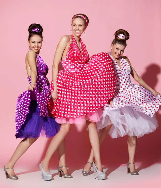 Τρία κορίτσια στα παραδοσιακά ρωσικά φόρεμα — Φωτογραφία Αρχείου