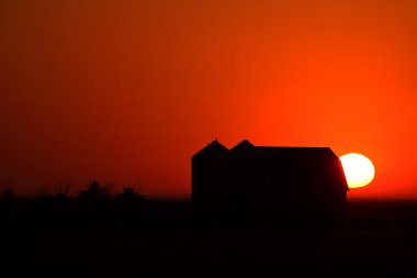 saskatchewan metal tahıl ambarları arkasında güneş ayarı