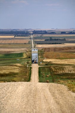 tahıl saskatchewan ülkede yol taşınan Asansör