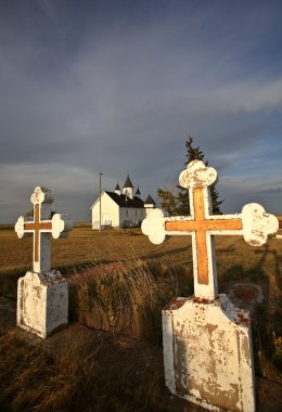 Eski mezarlık mezar taşları Saint Mary'nin Ortodoks Kilisesi