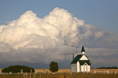 bulutlara bulutlar şekillendirme ülke kilisenin arkasında