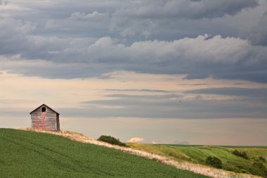 bulutlu gökyüzü üzerinde eski bir saskatchewan tahıl ambarı