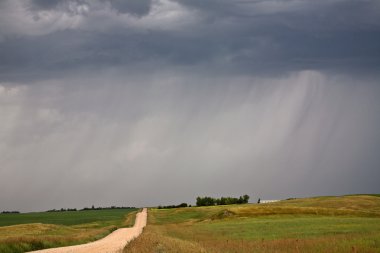 yağmur saskatchewan ülke Road yaklaşıyor