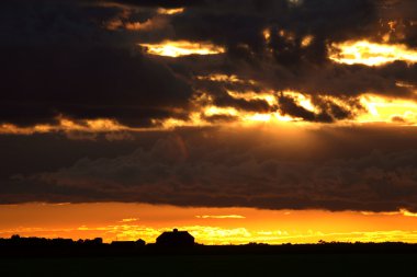 saskatchewan gün batımı sırasında renkli bulutlar