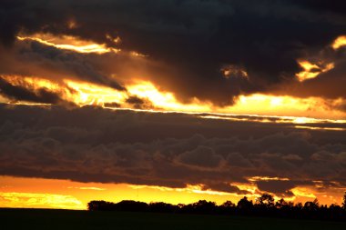 saskatchewan gün batımı sırasında renkli bulutlar