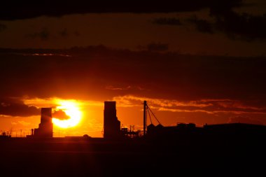 günbatımı arkasında iki saskatchewan tahıl asansörler