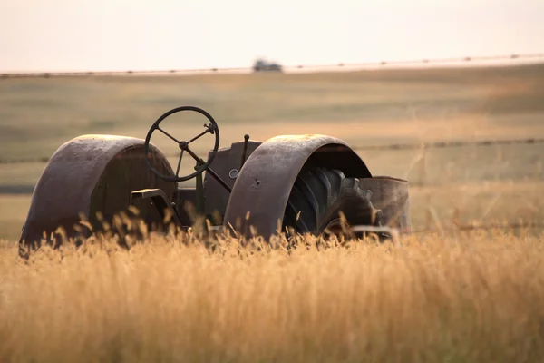 Выброшенный антикварный трактор в Саскачеване — стоковое фото