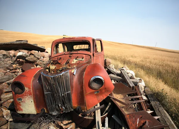 Wide angle of abandoned vehicle in scenic Saskatchewan — Stock Photo, Image