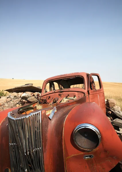 Abandoned combine and farm house in scenic Saskatchewan — Stock Photo, Image