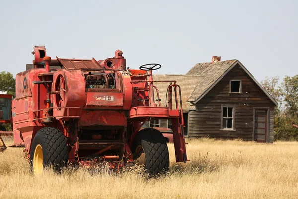 被遗弃的联合收割机和景区萨斯喀彻温的农庄 — 图库照片