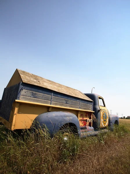 Abandoned Lions truck in scenic Saskatchewan — Stock Photo, Image