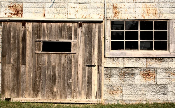 Un garage abbandonato nella scenografica Saskatchewan — Foto Stock