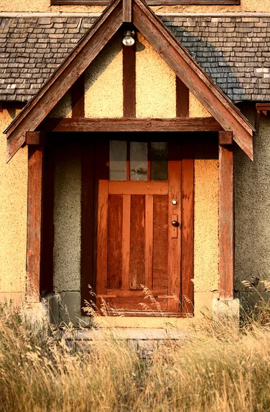 Davanti a una casa abbandonata nella scenografica Saskatchewan — Foto Stock