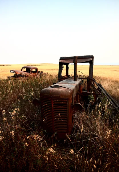 Trator abandonado em Saskatchewan cênica — Fotografia de Stock