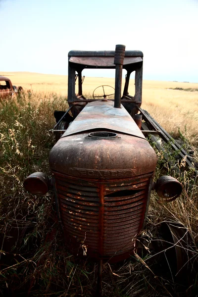 Opuszczony ciągnika w malowniczej prowincji saskatchewan — Zdjęcie stockowe