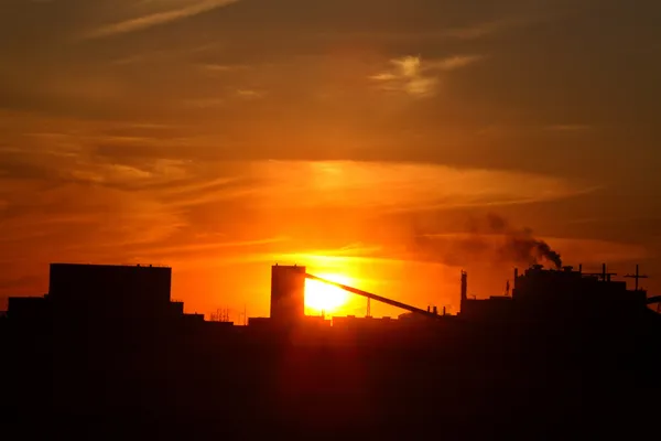 Pôr do sol atrás de Mosaic Potash Mine em Saskatchewan — Fotografia de Stock
