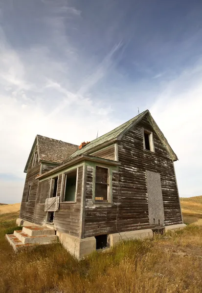 サスカチュワンの汚れの丘で放棄された古い農家の家 — ストック写真