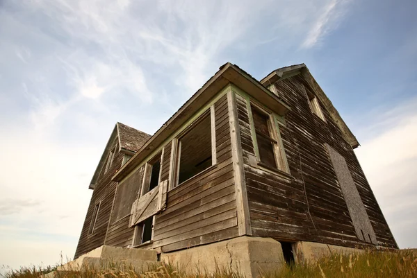 Abandonada antiga casa de fazenda nas Colinas da Terra de Saskatchewan — Fotografia de Stock