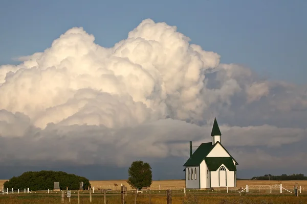 Nubes de truenos formándose detrás de una iglesia campestre —  Fotos de Stock