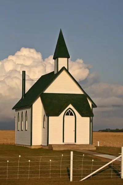 Nubes de truenos formándose detrás de una iglesia campestre — Foto de Stock