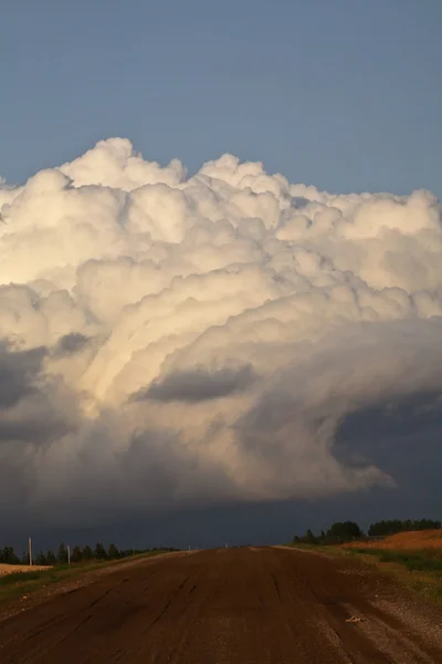Thunderhead σύννεφα σχηματίζουν στο γραφικό saskatchewan — Φωτογραφία Αρχείου