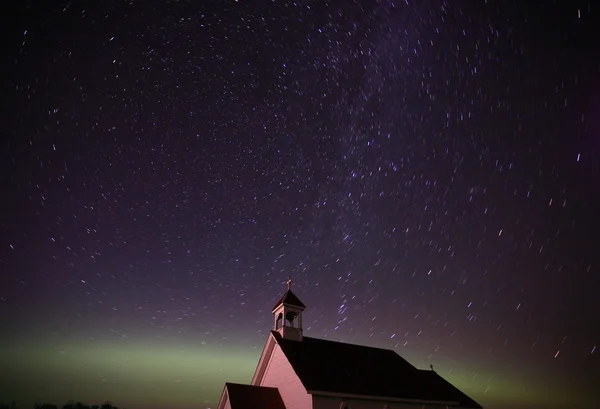 Északi fények és csillag pályák saint columba egyház felett — Stock Fotó