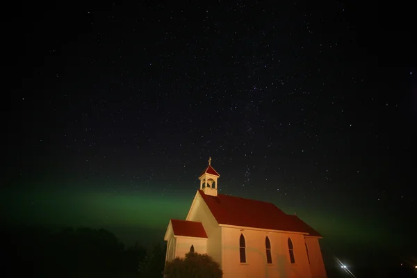 Northern Lights e trilhas de estrelas sobre a igreja de Saint Columba — Fotografia de Stock