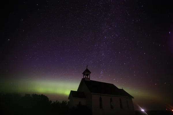 Kuzey ışıkları ve saint columba kilise yıldız rayları — Stok fotoğraf