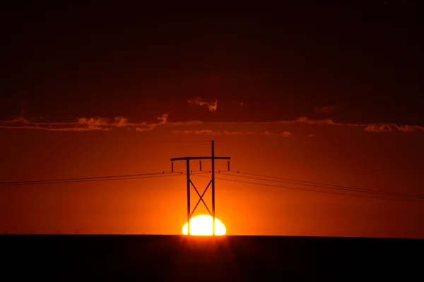 Hermosa puesta de sol detrás de las torres eléctricas de Saskatchewan — Foto de Stock