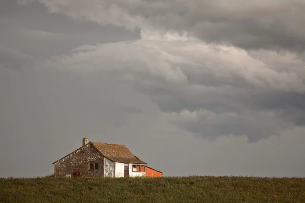 老的萨斯喀彻温农场房子暴雨云 — 图库照片