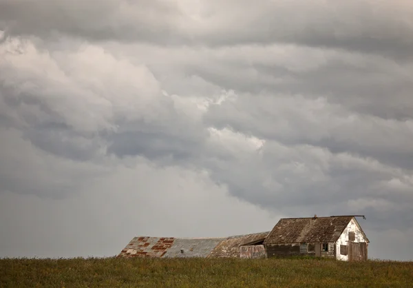 Gewitterwolken über einem alten Bauernhaus in Saskatchewan — Stockfoto