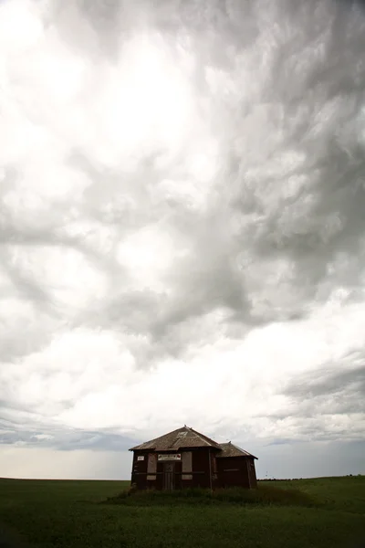 Nuvens de tempestade sobre uma antiga casa de campo de Saskatchewan — Fotografia de Stock