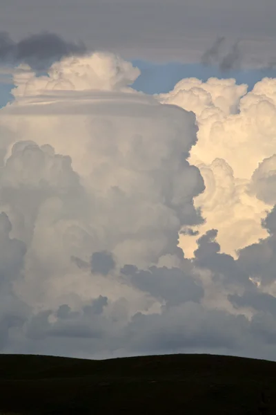 Beautiful cumulonimbus clouds forming in scenic Saskatchewan — Stock Photo, Image