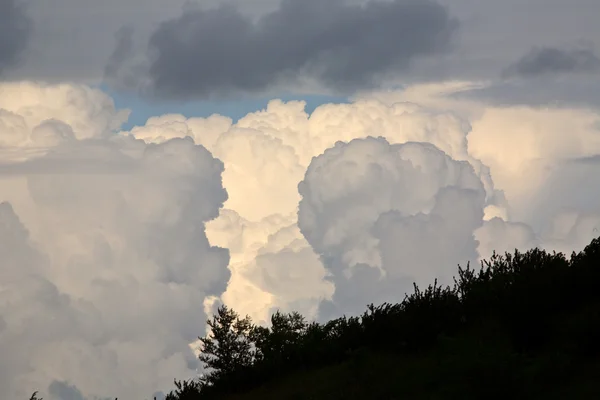 Schöne Cumulonimbuswolken, die sich im malerischen saskatchewan bilden — Stockfoto