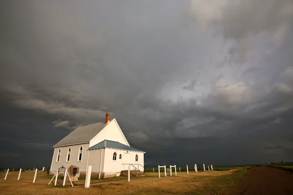 Bouřková mračna za kostelem země saskatchewan — Stock fotografie
