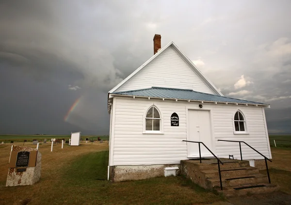 サスカチュワン州の田舎の教会の背後にある嵐の雲 — ストック写真
