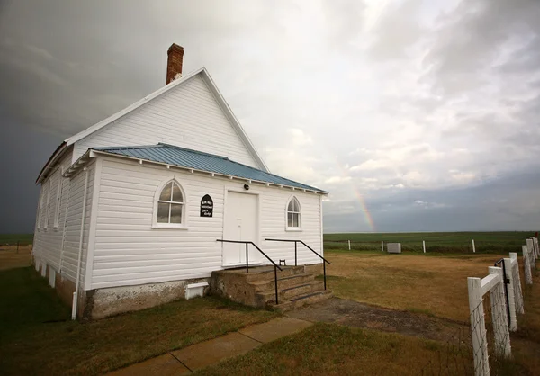 Nuvole di tempesta dietro una chiesa di campagna del Saskatchewan — Foto Stock