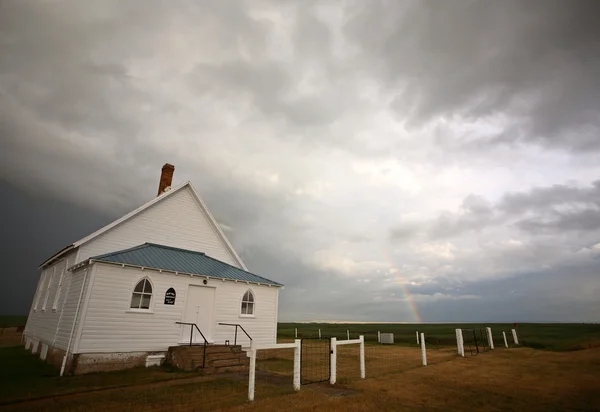 Nuages orageux derrière une église rurale de la Saskatchewan — Photo