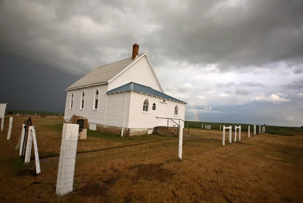 Storm wolken achter een saskatchewan land kerk — Stockfoto