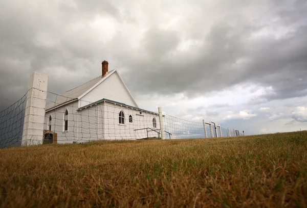 Nubes de tormenta detrás de una iglesia campestre de Saskatchewan — Foto de Stock