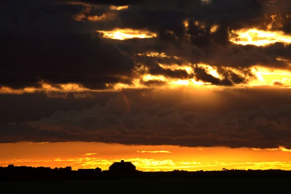 Nubes coloridas durante una puesta de sol de Saskatchewan — Foto de Stock