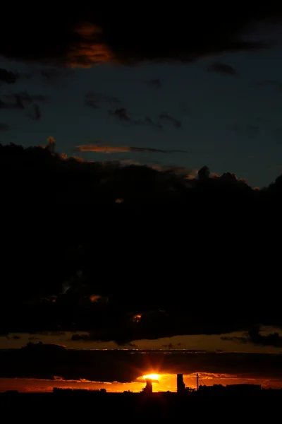 Захід сонця за два Саскачеван елеваторах — стокове фото