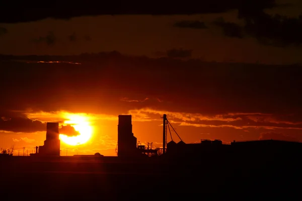 Coucher de soleil derrière deux silos à grains de la Saskatchewan — Photo