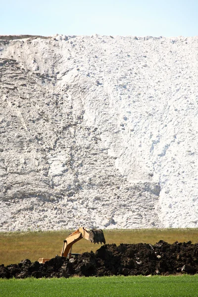 Σκάψιμο συνεχίζεται κοντά σε ποτάσας αποβλήτων hill στο saskatchewan — Φωτογραφία Αρχείου