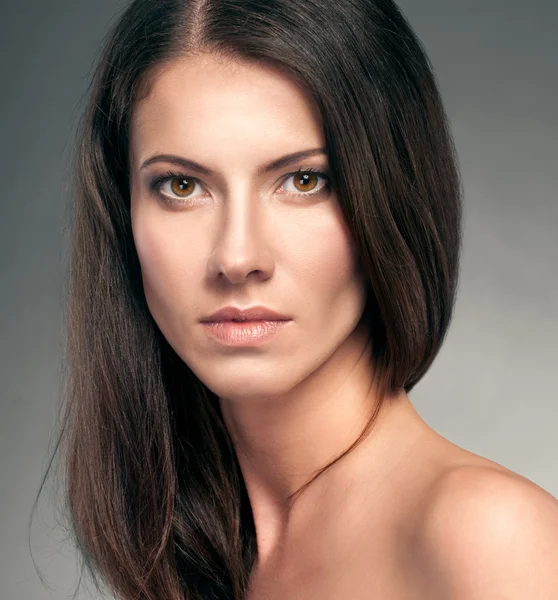 Portrait of a beautiful female model — Stock Photo, Image