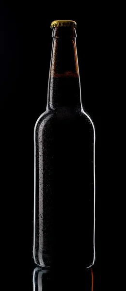 Botle cerveja no fundo preto — Fotografia de Stock