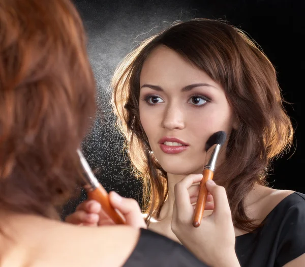 Μόδα μοντέλο μακιγιάζ με βούρτσα στον καθρέφτη — Φωτογραφία Αρχείου